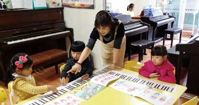 특집 - 음악교육 어린이에게음악교육, 피아노교육은왜필요할까? 대전성원피아노 음악교육을시키는부모의궁극적인이유는아이가음악을통해자기를표현하고세상과소통하면서좀더풍요롭고행복한삶을살기바라는마음일것이라생각한다. 음악이자기감정을표현할수있는수단이되고, 더나아가생활을보다윤택하게만드는특별한기능이있기때문이다.