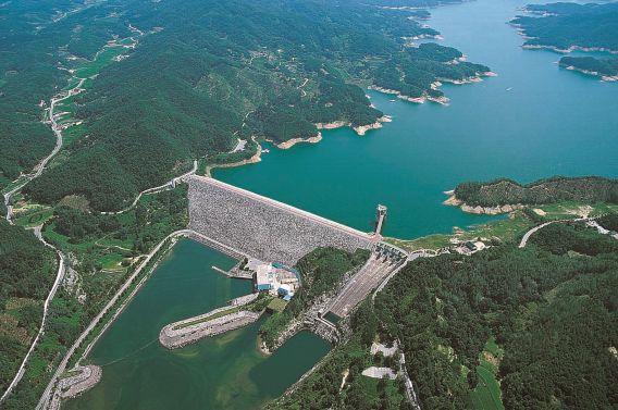 5.2 안동댐내진성능평가 5.2.1 댐개요 안동댐은경북안동시성곡동에소재한중심코어형락필댐이다. 안동댐은총저수용량 12억48백만m 3, 댐높이 83m, 댐길이 612m의다목적댐이며, 사업기간은 1971년 4월부터 1977년 5월에이른다.