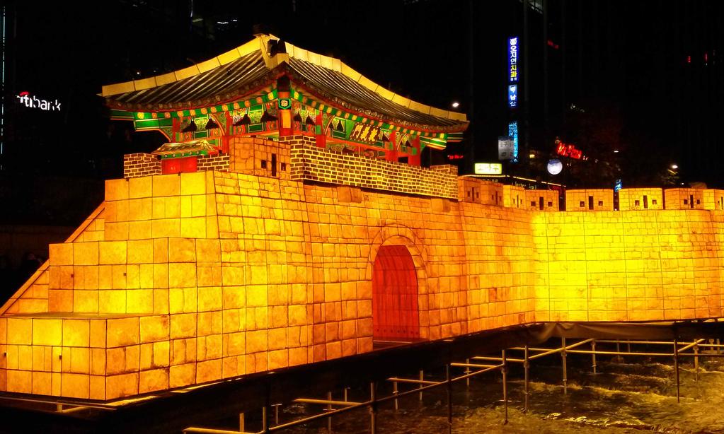 com 안내언어 한, 영, 중, 일 이용시간 17:00 ~ 23:00 매년 300만명이 관람하는 서울의 대표축제로 청계천 물길 위에 아름다운 등 작품 전시 올해는