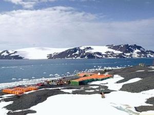 과학기술부의자니시두하남극총책임자에의하면, 2013/2022 남극과학활동계획은남미에대한남극의영향을연구할것으로, 남극에코시스템의영향, 기후변화와빙권의역할등 5개대주제로나뉘어연구가수행될것임. 금년부터브라질연구진이참여하는 20개의신규프로젝트가시작되며그예산으로 1,380만헤알 ( 약 60억 8,317만원 ) 이배정되어있음.