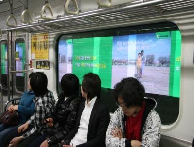 50인치모니터를통한시원한광고영상노출 지하철한개의통유리로화면노출로전체승객시선유도