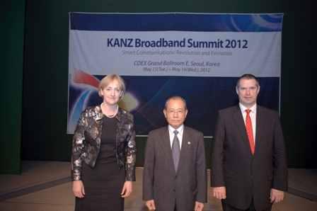 < 그림 Ⅲ-32> KANZ Broadband Summit 2012 두번째로, 제7차한-ASEAN 통신장관회의와이와연계한 한 중 일장관회의 에서는한국의이계철방송통신위원회위원장, 중국의시궈화공업정보화부차관, 일본의야마카와테츠오총무성차관이참여하여협력약정의개정을비롯한신규협력분야에대해심도있는논의를하였다.