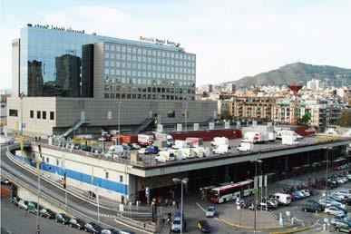 국철 f 공항버스 b 국제공항의 T 터미널에서 국철인 f를 타면 시내의 산츠 역이나 바르셀로네타 지구의 프란사 역까지 연결된다. T 터미널에서 가려면 T 터미널까지 운행하는 무료 셔틀버스를 타거나 연결다리를 건너면 된다. 산츠 역에서 메트로가 바로 시내로 이동하는데 가장 추천하는 방법은 공항버스인 b를 이용하는 것이다.