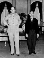 쑨원의후계자 장제스 미국의후원아래 중일전쟁 Douglas MacArthur with Emperor Showa, Tokyo, Japan, 27 Sep 1945 Library of Congress https://ww2db.