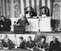 1947 년 3 월 12 일트루먼대통 령은상하원합 동회의에서그리 스와터키에 4 억 달러가량을지 원할것을요청 소련을자유를 위협하는전체주 의세력으로규 정짓고소련의