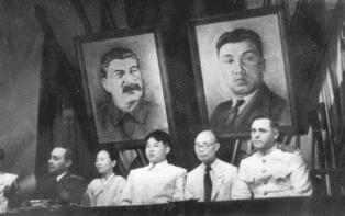 2.4 스탈린 (2) 1946 년 8 월 26 일스탈린 초상화아래의김일성과김 두봉 ( 우 ) https://en.wikipedia.