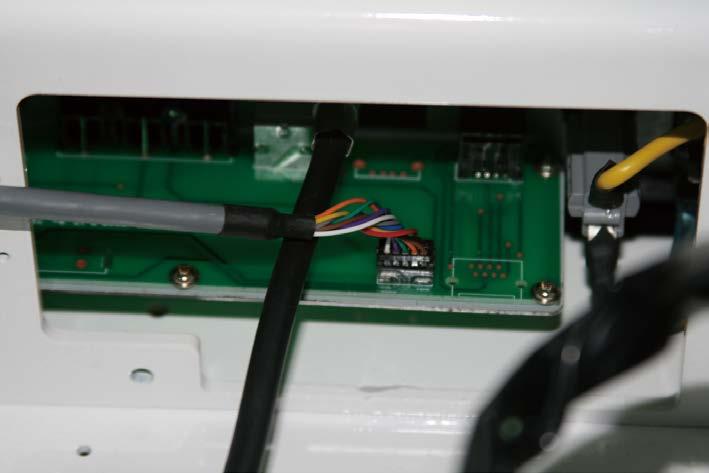 A-6. 제품설치 1. 좌측기둥 2. 우측기둥 케이블 A D B E C 3 4 케이블연결 인버터와연결되는케이블 ( 인버터전원, 모터전원, 엑츄에이터전원 ) 은공장출하시연결되어있습니다. 1. 좌측기둥안쪽하단구멍에서 RCA, HDMI, 안테나케이블을꺼냅니다. (A: 오디오케이블 B: HDMI 케이블, C: 안테나케이블 ) 2.