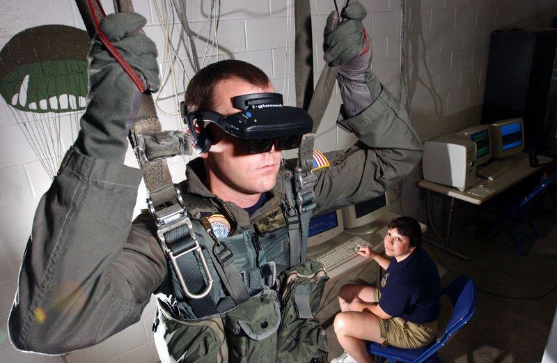 VR 은군사용으로다양한분야에서활용될것으로전망되고있으며특히과거에는시뮬레이션을통한훈련 방식이적합하지않았던육군과해군의 VR 시뮬레이션활용이급증할것으로전망되고있다.