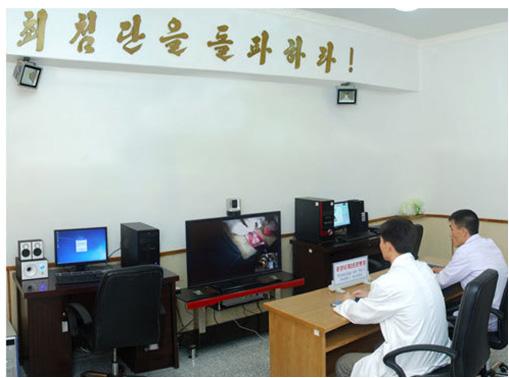제 3 장북한의 ICT 관련연구와주요성과 33 [ 그림 3-4] 북한의원격진료 출처 : 비공개 제 2 절 S/W 와태블릿 PC 개발 북한의 S/W 와 H/W 개발능력과수준은그리많이알려져있지않다. 하나비즈, 삼성, SK, KT 등에서북한 IT 인력을활용해 S/W 와애니메이션, 홈페이지등을개발한사례들이있으나, 우리정부의 5.24 조치 이후대부분중단되었다.