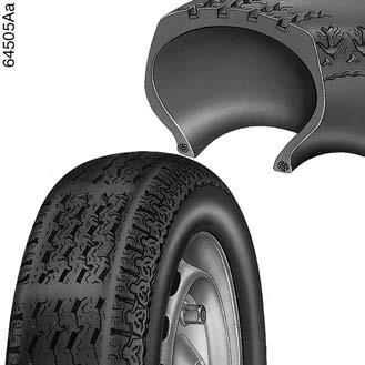 타이어 (1/3) 타이어및휠관련안전 타이어는차량과노면이접촉하는유일한구성품이므로양호한상태를유지하는것이매우중요합니다. 타이어는도로교통규정을만족시켜야합니다. 2 1 타이어의트레드가마모되어접지면과타이어트래드마모한계표시선 1의높이가같아지면접지면홈 2의깊이가 1.6mm 미만인것을의미합니다. 이경우타이어는젖은도로에서접지력이저하되므로타이어를교체해야합니다.