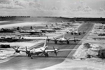 jpg 68 티니언북쪽비행장 1945 년 8 월당시세계최대공군기지 활주로길이가각각 2.