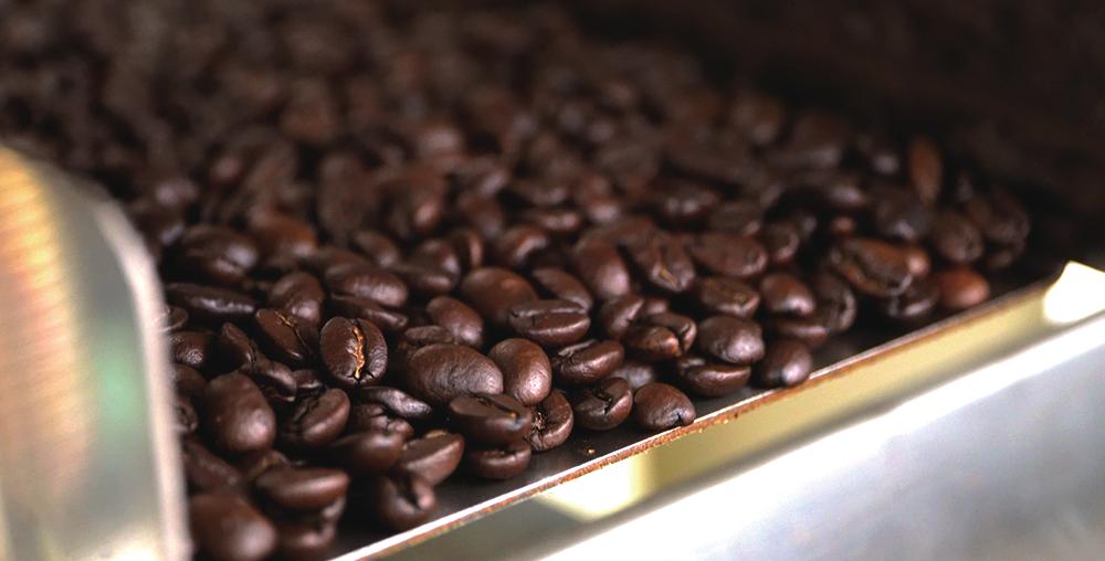 COFFEE DNA 다크로스트 DARK ROAST 커피디엔에이 커피 맛의 핵심은 다크 로스트 커피원두 입니다. 다크 로스트는 단순히 강하게 볶는 것만을 의미하지 않습니다. 원두의 겉과 속이 균일하게 로스팅 되는 웰던 (WELL DONE) 로스팅을 위하여 고지대의 생두 중에서도 최고 등급의 생두만을 블렌딩 하여 로스팅 합니다.