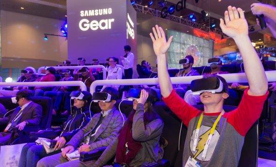 가상현실 (VR/AR) CES 2016 전시중가장많은사람들이몰린가상현실체험관 삼성전자 Gear 와 Oculus VR 체험관에가장많은사람들이몰려가상현실에대한높은관심을확인함 페이스북은오큘러스 VR 을 2014 년 3 월 23 억달러에인수, 가상현실을 SNS( 소셜 ) 에적용계획