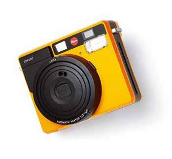 携帯に便利なコンパクトなデザインの即席カメラ 簡単な操作で旅行での特別な瞬間を逃さずに大切にとっておくことができる Sofort Orange $369 LEICA