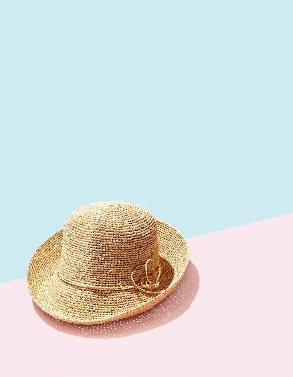 眩しい太陽の光にだんだんと軽くなる装い 鏡の中の姿が少し物足りないと思ったらラフィア帽子でさわやかな魅力を加えよう ヘレンカミンスキーのELDORA8は柔らかな曲線と縁が巻き上がった短いひさしが魅力のラフィア帽子 クラシックな雰囲気がどんな装いにも似合いおしゃれな雰囲気を演出する
