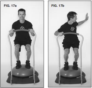 돔스쿼트위드로테이션 양손은핸들바를잡고발은골반너비만큼또는약간좁게벌린상태로 BOSU Balance Trainer 위에섭니다. 무릎과엉덩이, 발목을천천히구부려스쿼트동작을합니다. 그림 17a 참조. 스쿼트기저자세를유지한채핸들바를잡고있던한손을놓고천천히몸통을옆으로회전시킵니다. 그림 17b 참조. 동작끝에서잠시정지합니다.