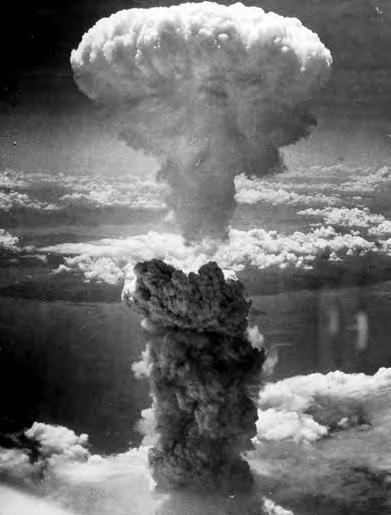 1945년 8월 6일새벽 3시 30분최초의핵폭탄인 리틀보이 는일본의산업도시인히로시마에투하됐다. 우라늄으로만든 4.5톤의 리틀보이 폭탄은히로시마상공에서폭발했다. 반경 3킬로미 중수공장은 1942 년영국특수부대에의해폭파됐다. 또프랑스에서만든 중수는졸리오퀴리부부가나치의손아귀에들어가지않도록빼돌렸다. 하 이젠베르크가핵폭탄개발을일부러지연시켰다는이야기도있다.