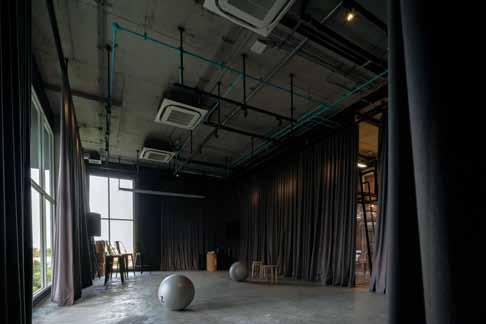 They call it Artisan space, which consists of several handmade facilities such as pottery and wood studio, open kitchen and pho-tography dark room.