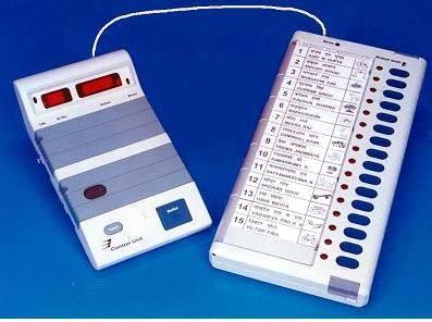 이런조건들때문에인도는일찍부터전자투표를받아들이고시행했다. 처음으로전자투표기기가사용된것은 1982년으로, 켈라라 (Kerala) 지역의 50군데투표소에서전자투표가시행되었다. 그후전자투표가전국적으로처음사용된것은 2004년으로, 22년동안서서히전자투표실시지역을확대하면서여러가지문제점을테스트한결과였다.