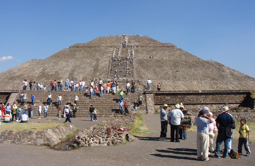 중소기업진출가이드 - 세번째문명은 AD 50년 ~AD 700년까지의떼오띠와깐 (Teotihuacan) 문명임. 멕시코시티의북동쪽 50Km 계곡에서발생한떼오띠와깐은 6세기에는인구 20만명의커다란도시를이루게됨. 문자와책을가지고있었으며선과점으로이루어진숫자체계와연 260 일의달력을사용했음.