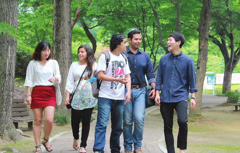 연수과정 생활 관리 한국어 도우미 본교 학부생 및 대학원생으로 구성된 한국인 도우미들이 한국어연수과정을 수강하고 있는 각국의 외국인