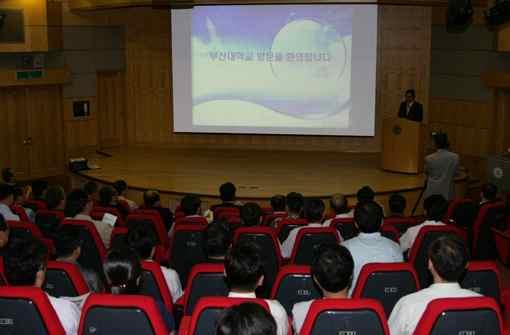 글로벌경쟁력강화위해외국인전임교원대거채용 우리대학은국제화시대에걸맞은우수인재양성과글로벌경쟁력강화를위하여획기적인외국인교수채용확대계획을마련하고 외국인교수채용에박차를가하고있다 외국인교수확대채용은국제경쟁력을갖춘인재양성 학생들의외국어능력향상과학문적지식습득 원어강의전담교수확대 선진기술습득및과학기술분야원천 핵심기술확보 국제의료인력확보 의학 치의학