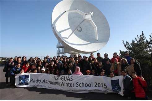 UST-GUAS Radio Winter School 한국천문연구원 (KASI) 과일본국립천문대 (NAOJ) 는과학기술연합대학원 (UST) 와일본 SOKENDAI (GUAS) 의후원으로 2월 9 일부터 14일까지제주대명리조트에서 UST-GUAS 전파천문학겨울학교 2015를개최하였다.
