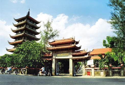 vn 빈응이엠사 (Chua Vinh Nghiem) 1964~1971년에걸쳐건축된사원으로베트남의전통적인불교건축양식과현대식건축양식을구사해지은남부최대규모의사원이다.