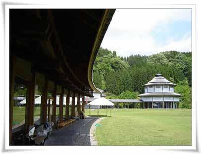제 6 강일상도시의재생과도시디자인 269 구마모토아트폴리스에서세이와물산관의설계자로추천한사람은이시이카즈히로 ( 石井和宏 ) 에도말기의전통이숨쉬는목조극장 을만들기위해나라 ( 奈良 ) 시대부터시작된공법을사용하기로결정 200석규모의객석건물, 무대건물, 전시장건물 3채가이어져있다.