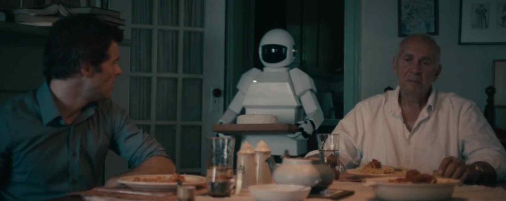 로봇이가족들이나친구가식사하는곳에음식을서빙하고 있다.