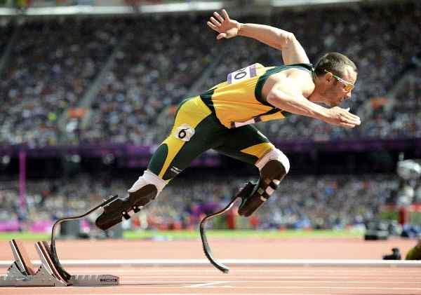 C. 다리를잃은육상선수를위해달리는경기에적합한의족을개발하여장애인선수최초로세계선수권대회메달을획득하였다는기사입니다.