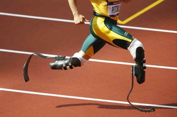 달리기에서남아프리카공화국의오스카피스토리우스가트랙을달리고있다.