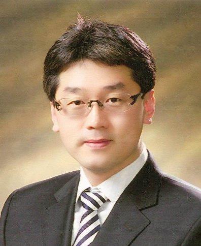360 도파노라마영상기반대화형가상현실서비스구축 이완복 (Lee, Wan Bok) 2004년 2월 : KAIST 전자전산학과전기및전자공학전공 ( 공학박사 ) 2007년 3월 ~ 현재 :
