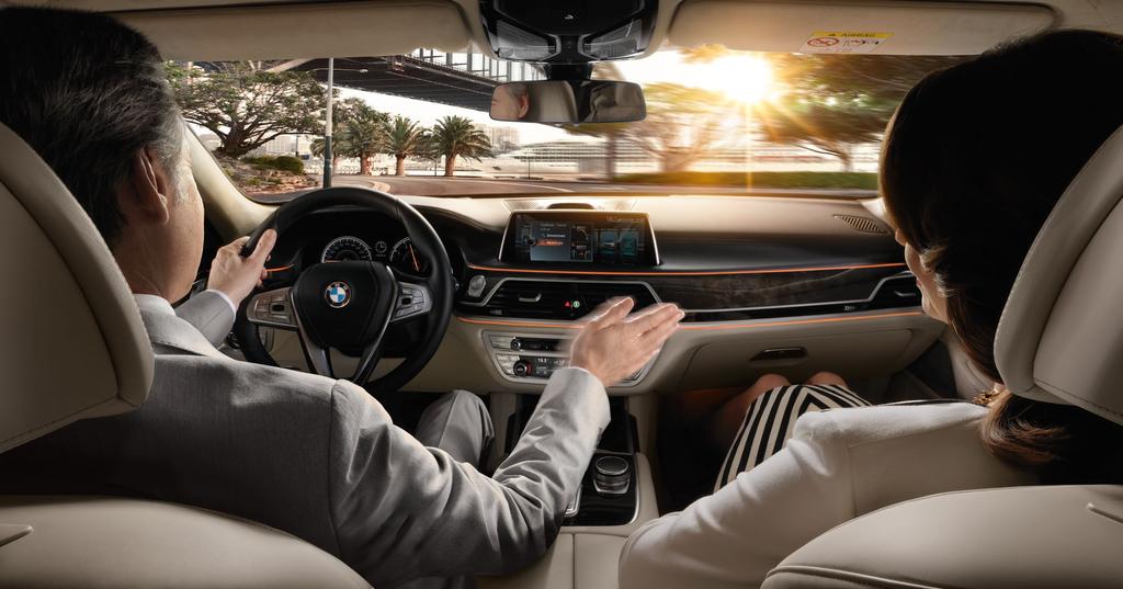 CONVENIENCE OF INNOVATIVE TECHNOLOGY. BMW 의최첨단기술이제공하는편리한드라이빙. BMW 7 시리즈는운전자의완벽한편익을위해고안되었습니다. 주행의지시와통제및관리를간편하게만들며, 운전자와차량을외부의교통상황과도긴밀히소통하게합니다.