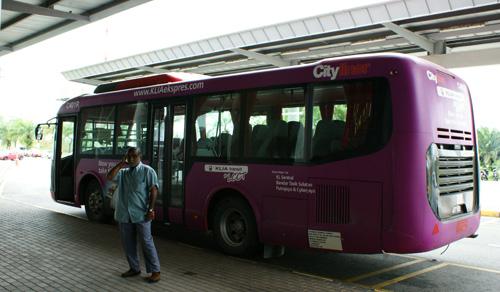 지선버스는특정지역에서승객을태워주요대중교통서비스지점까지수송하기위한서비스이다.