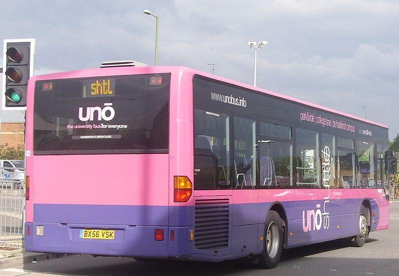 3) 셔틀버스서비스 (shuttle bus service) 셔틀버스서비스는고정된두지점간승객의수송을위해고안된버스서비스의유형이다. 이서비스에는일반버스가활용되며, 주로 1시간미만의중 단거리를서비스한다. 셔틀버스는일반적으로공항과같이다른교통수단의허브와연결되어운영한다. 가장대표적인서비스는다양한교통수단간환승이이루어지는터미널혹은역과연계되어운영하는셔틀버스이다.