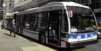 Ⅲ. BRT 관련기술개요 1. BRT 의정의및특성 BRT(Bus rapid transit) 는기존의버스노선과비교하여보다빠르고보다효율적인서비스를제공하기위한버스대중교통시스템에적용되는용어다. 일반적으로 BRT는기존의버스인프라, 차량 ( 즉, 버스 ), 스케줄링에대한개선을통해이루어진다.