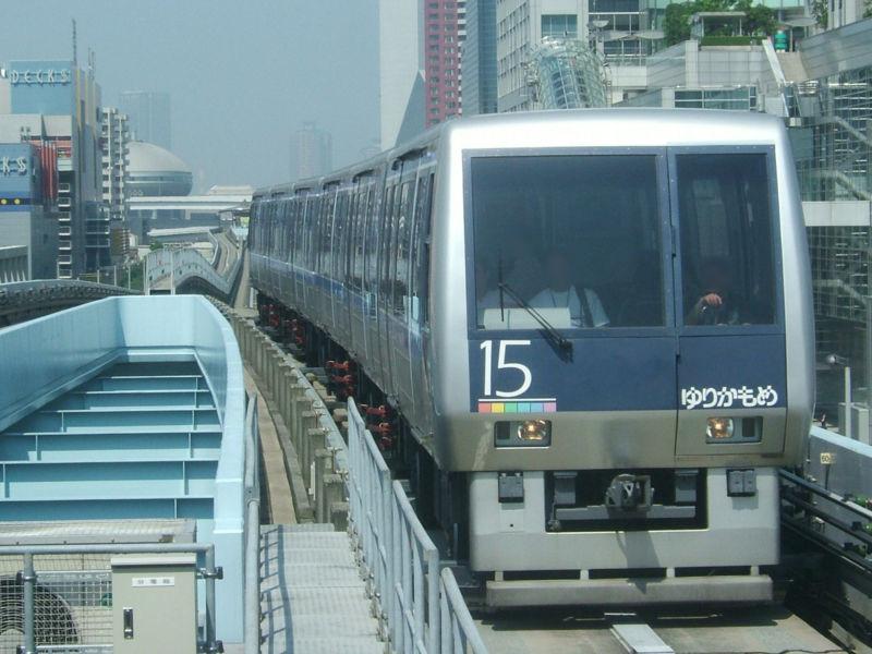 자동안내궤도철도 (AGT : Automated Guideway Transit) AGT는고가전용궤도에의한소형경량의고무타이어부착차량이궤도를따라주행하는중량수송시스템으로, 컴퓨터에의해자동운행관리되어무인운전이가능한철도이다. 수송용량은버스와지하철의중간규모로서 1량당 60~70 인의수송이가능하며, 시간당약 2,000~20,000 명을수송한다.