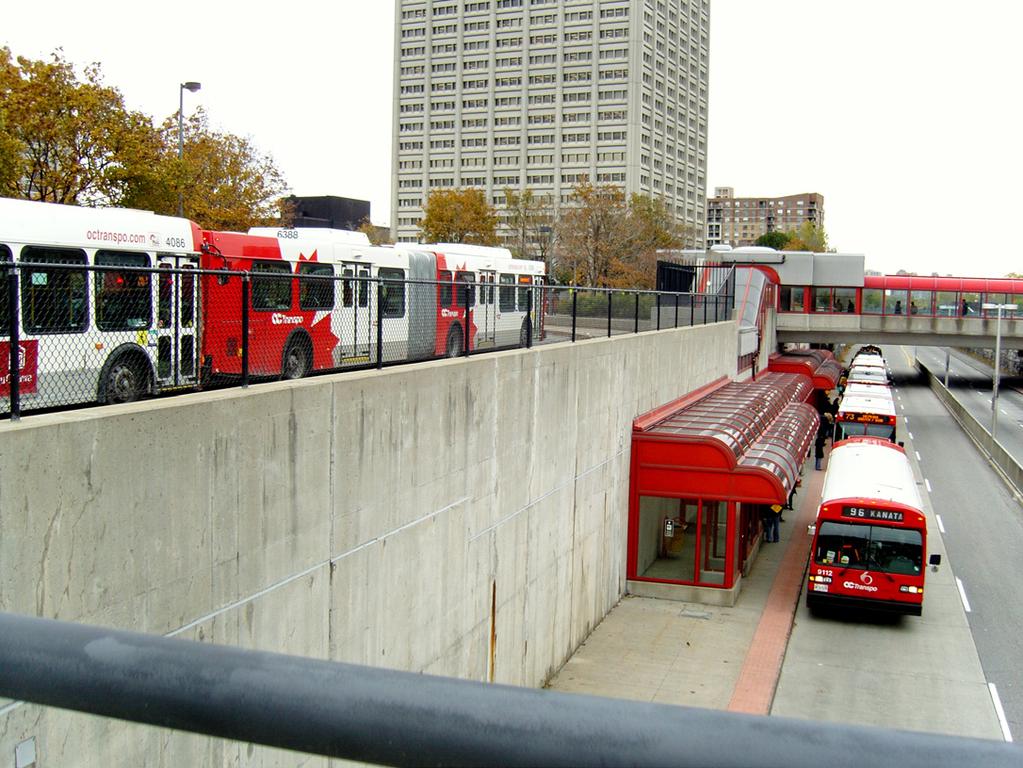 < 그림 IV-4> 오타와 BRT 4 밴쿠버밴쿠버에서는대부분 2량이연결된전기굴절버스를활용한 BRT를운영하고있으며,