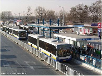 4. 아시아지역 1) 중국 1 북경 북경의 BRT 는 2005 년개통하였으며, 현재총 3개의노선이운영중이다. 총연장거리는 13km 이며, 요금지불은 1호선은각정류장마다개표구가설치되어운임지불후승차권을구입하고, 2호선과 3호선은운임상자에직접투입한다.