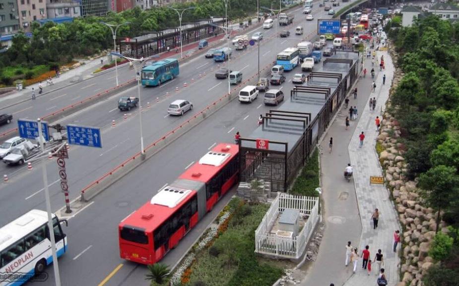 2 항저우 2006년 4월말 B1노선의시범운영을시작으로항저우 BRT 시스템은첨두시배차간격이 2분으로설계되었지만실제로 3~4분간격으로운행하고있으며 160명정도수용이가능한 BRT 버스를운행하고있다. 2010년까지 9개노선총연장 142km, 2020년까지 11개노선총연장 165km를구축할계획이다.