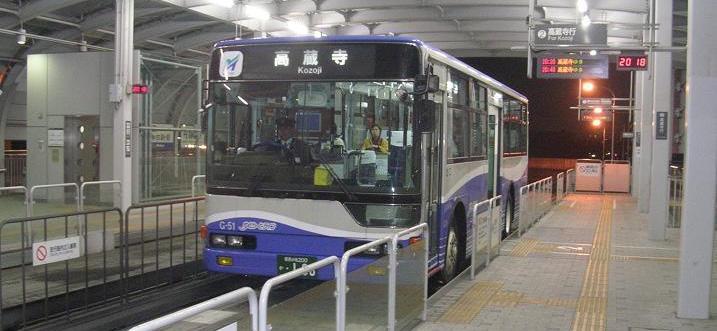 2) 일본나고야 타도시와마찬가지로나고야시도승용차의증가로인한교통혼잡이심각해지고, 대중교통시설이용에대한불편함으로새로운대중교통시스템의도입이필요했다. 나고야시는 2001년 3월 23일 BRT 시스템인 Yutorito 노선을운영하였다. 이노선은나고야 Guideway 버스가운영하고있으며, 일본에서이노선은법적으로철도의일종으로분류된다. 이노선의구간은총 6.