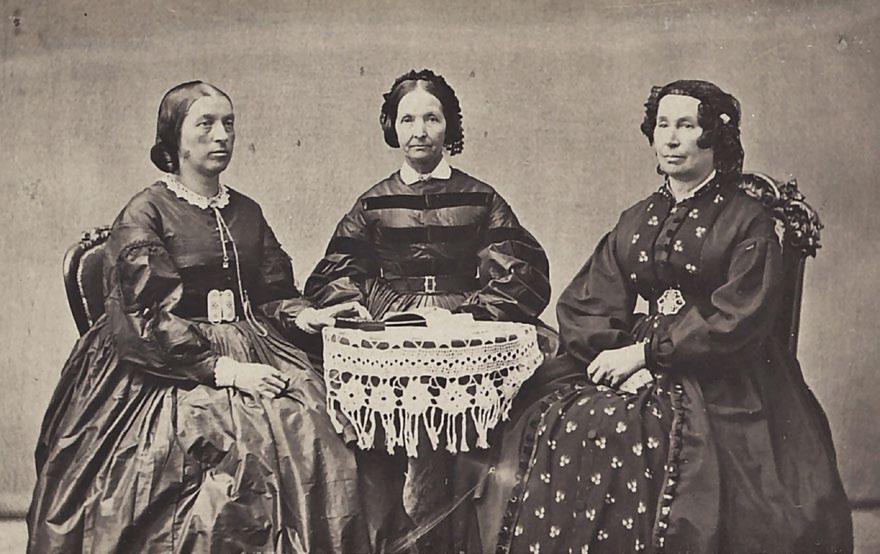 1867 년경엘리자베스하워드, 엘리자록시스노우, 해나탭필드킹자매가사진을찍기위해모인광경.