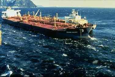 1. 서론 1989년 3월 24일알라스카근해에서 1,080만갤런의원유를유출한엑슨발데즈 (Exxon Valdez) 호좌초사고( 그림1,2) 의경우그방제비용만 22억달러가소요되었고 그외수산물피해등오염피해만도약 32 억달러에달하였다.