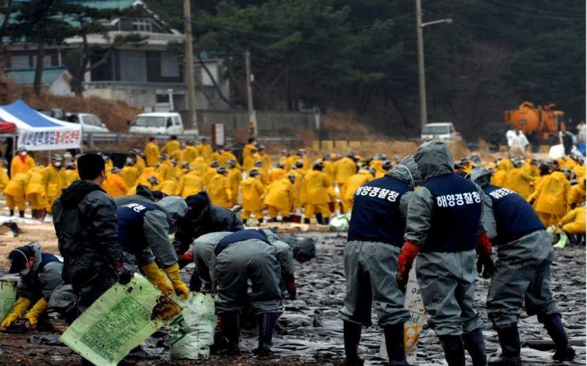 방제장비 자재비축기지신축 운영 대형해양오염사고발생시방제에서가장중요한것은초동조치일것이다. 해상의특성상초기유출유는조류및기상의영향으로급속히확산되기 때문에얼마나빠른시간내에파공부위를봉쇄하고신속하게방제정, 방제장비, 방제기자재를동원, 배치하느냐에따라방제의성패가좌우되곤한다.