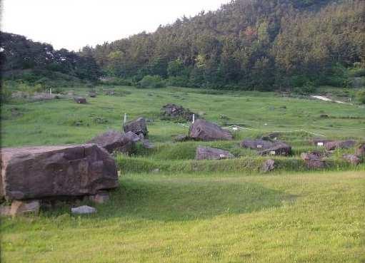 정도선운사쪽으로가면, 아산 면상갑리, 고창읍죽림리, 매산리, 송암리 2Km의지역에펼쳐진고인 돌군이나온다.