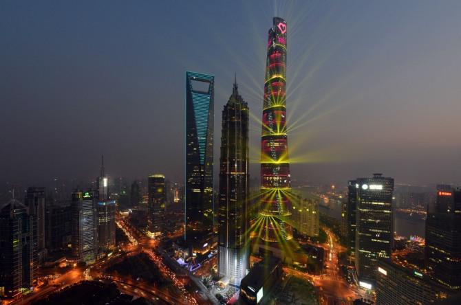 현재세계에서가장높은빌딩은아랍에미리트 (UAE) 두바이에위치한부르즈할리파 (828m) 다. 현재중국내에서건설되고있는초고층빌딩수가무려 300개에달하며, 중국부동산시장이 2013 년이후성장이둔화되고있지만빌딩건설만큼은빠르게진행되고있다.