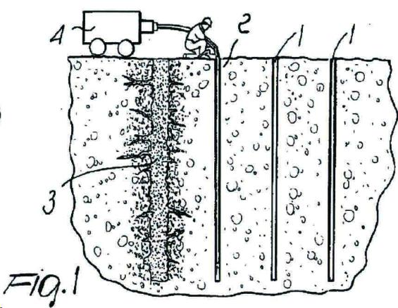 양의압밀을일으켜건축물을위한기초토양의지지력을증대하기위한방법에관한것이다. 토양내에서복수의구멍 (1) 을형성한다음, 주입관 (2) 이구멍 (1) 안에박혀화학반응의결과로서팽창하는물질 (3) 이주입관 (2) 을통해토양안에주입된다. 팽창가능한물질은팽창가능한폴리우레탄폼의혼합물, 바람직하게는독립기포의폴리우레탄폼에의해구성되어있다.