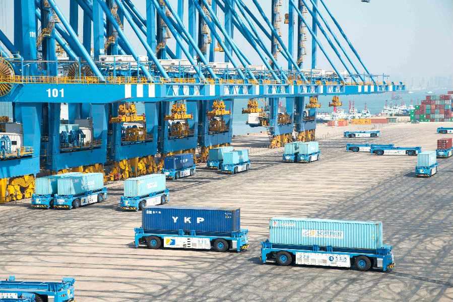 유럽, 미국에이어중국도완전무인자동화를위한 로보틱항만 선도대열에들어서 2017 년 5 월중국은아시아최초로유럽에버금가는최신예 로보틱컨테이너터미널 개장 - 2017 년 5월아시아최초로중국칭다오항의 QQCTN(Qingdao Qianwan Container Terminal) 에완전무인자동화터미널운영을시작함ㆍ동터미널은완전무인화의기본인자동이송차량인
