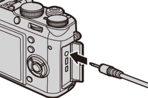 동영상촬영 카메라에서외장마이크를사용할수있습니다. 3.5mm 직경의플러그에마이크를연결하려면 2.5mm 어댑터 1 개가필요합니다.